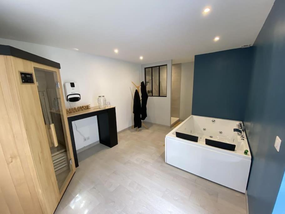 Detente Et Spa Pour Se Ressourcer Bullion Extérieur photo