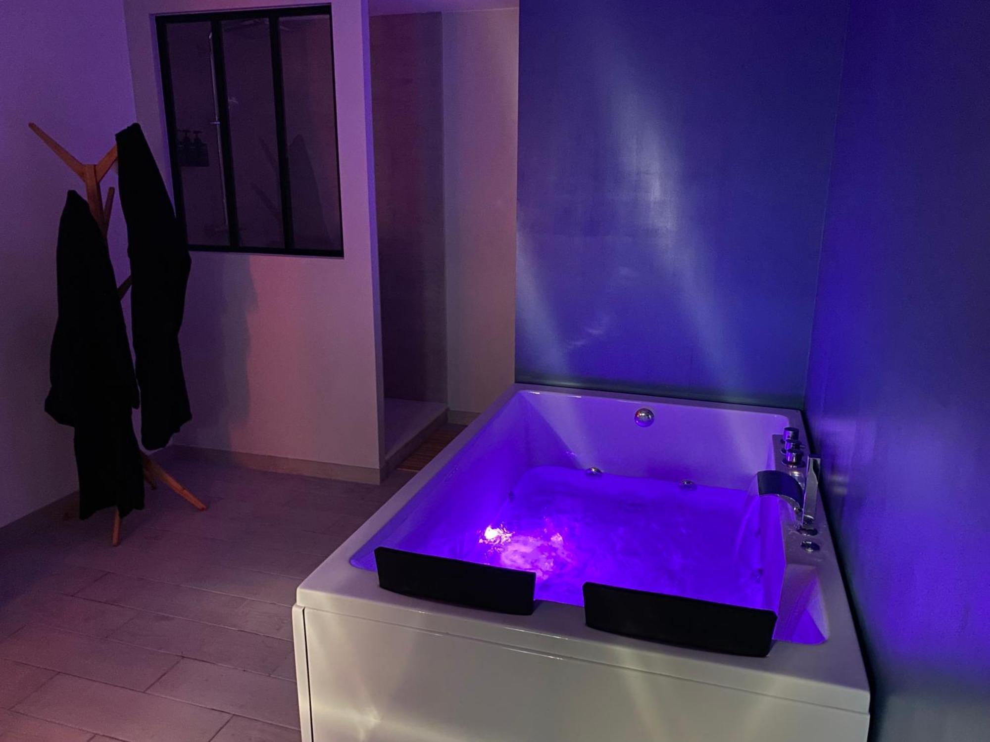 Detente Et Spa Pour Se Ressourcer Bullion Extérieur photo
